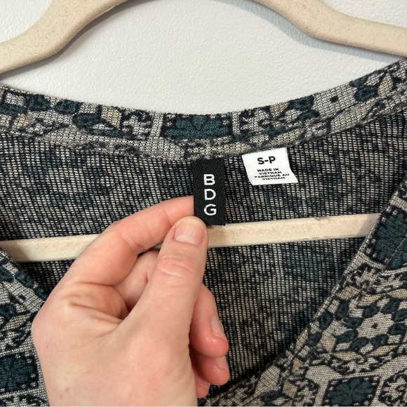 Urban Outfitters BDG Black Gray Fitted V-Neck Pattern Long Sleeve Top Size Small - Picture 2 of 5